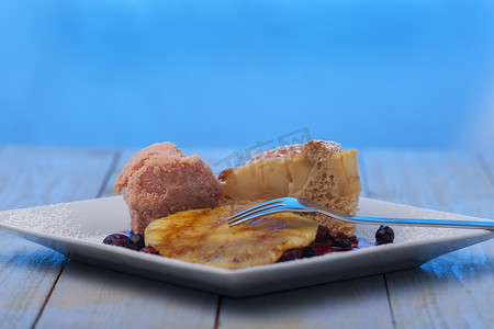 沙冰摄影照片_烤菠萝和冰淇淋在盘子上