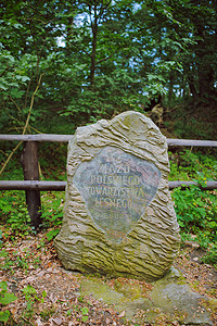 石凯摄影照片_森林里的石碑
