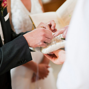 婚纱教堂摄影照片_新郎在婚礼上领取戒指