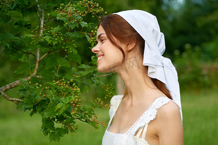 穿白裙乡村自然生态的女人