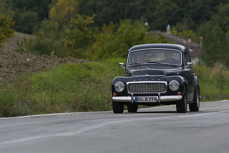 沃尔沃在 2020 年 Mille Miglia 拉力赛中驾驶一辆旧赛车参加著名的意大利历史赛事（1927-1957）