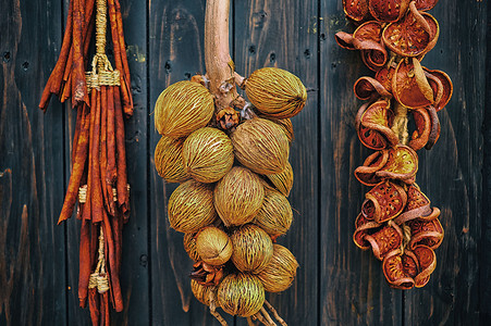 挂在木墙上的年轻干椰子。