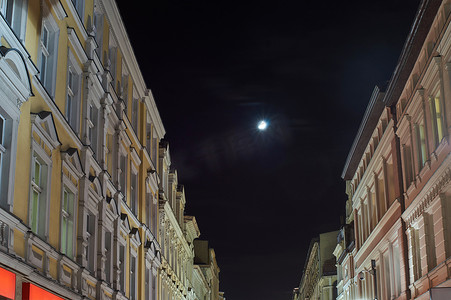 夜晚的月亮在街道上方