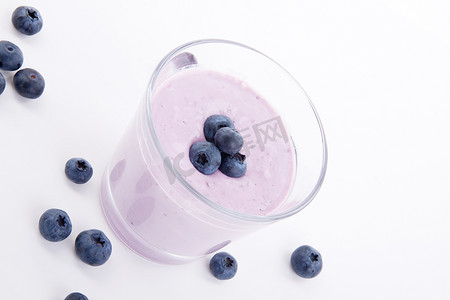 美味的新鲜蓝莓酸奶奶昔甜点隔离