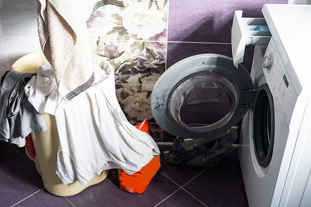 在洗衣机中清洗脏衣服的盆的特写照片。