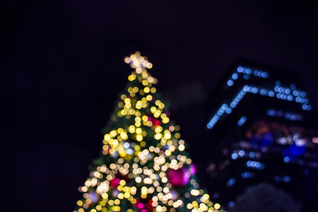 背景散景的圣诞树主题的模糊图像，金色的灯光闪闪发光。