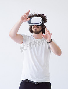虚拟现实现实摄影照片_使用虚拟现实耳机的人