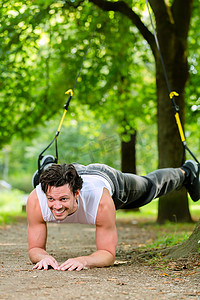 男人做悬吊训练吊带运动