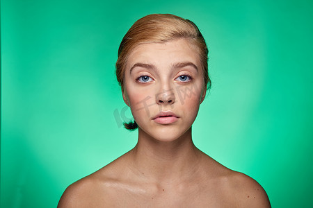皮肤清洁的女性面部手术美容裸肩绿色背景