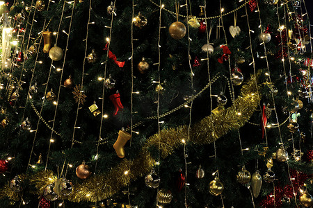 圣诞树装饰背景，夜灯、圣诞假期庆典、圣诞树、新的欧洲冬天