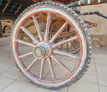 旧木马车轮的特写