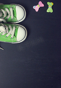 绿色的运动鞋摄影照片_黑板上的运动鞋