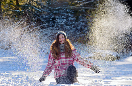 十几岁的女孩在雪地里玩耍