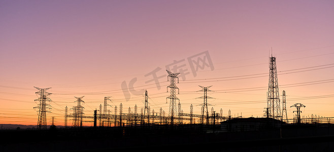 活泼摄影照片_夕阳下电塔的轮廓，色彩鲜艳
