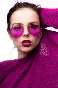穿着紫色毛衣、戴着紫色眼镜、嘴唇上涂着紫色唇膏的女人