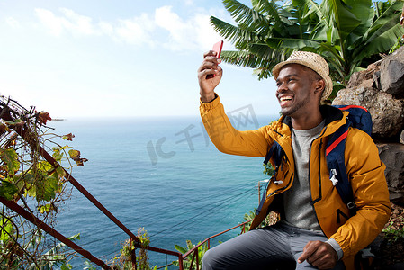 背包的行人摄影照片_快乐的非洲裔美国旅行人自拍