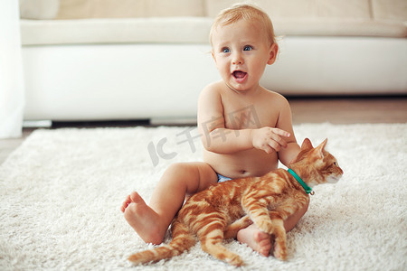 幼儿与猫玩耍