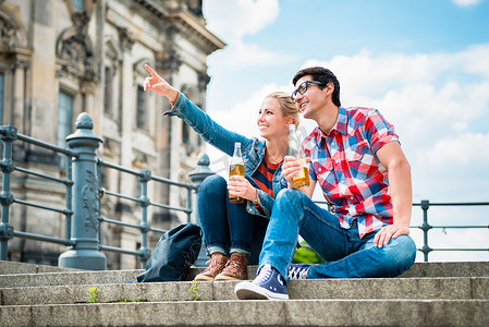 柏林游客在博物馆岛享用啤酒欣赏美景