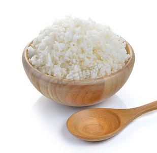 白色盘子摄影照片_白色背景中木碗里的米饭