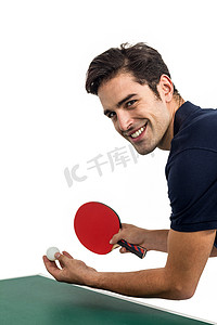 打乒乓球的快乐男运动员的肖像