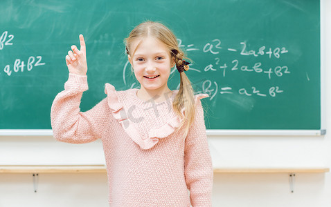 天才女学生可以解决数学任务