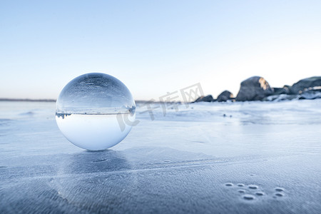 冬天结冰的湖面上的玻璃球