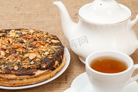 一杯茶、瓷茶壶和自制巧克力泡芙蛋糕