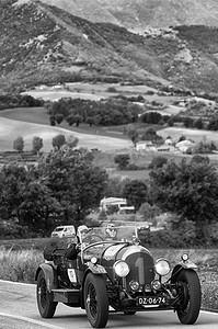 儿童赛车摄影照片_BENTLEY 3 LITRI 驾驶一辆旧赛车参加 2020 年意大利著名历史赛事 Mille Miglia 拉力赛（1927-1957 年）