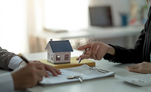 房地产经纪人或销售经理已向与保险签订购房协议的客户提出条款和条件，同意签署购买合同概念。