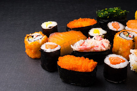 日本料理水彩摄影照片_寿司设置在黑色背景，日本料理。