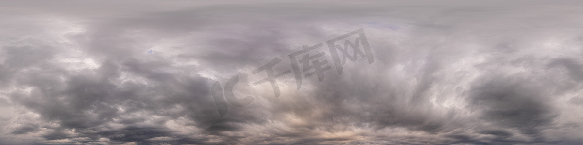 日落时的阴天全景图，积云采用无缝球形等矩形格式作为全天顶，用于 3D 图形、游戏和空中无人机 360 度全景图，用于天空替换。