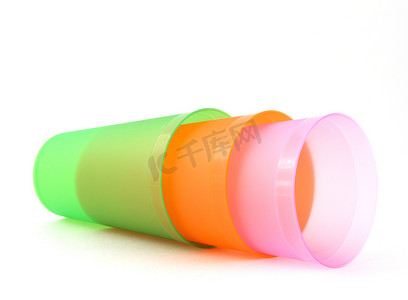 粉色杯子摄影照片_绿色、橙色和粉色杯子