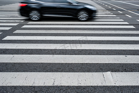 在街道的人行横道行人过路处