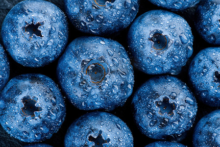新鲜成熟的蓝莓与水滴。