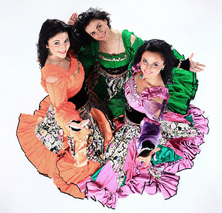 穿着民族服装的专业吉普赛舞团表演民族舞蹈。