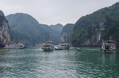 漂浮在下龙湾、南海、越南、东南亚石灰岩间的旅游帆船