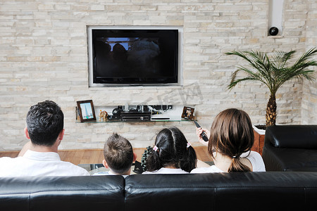 家庭在现代家庭室内看平板电视