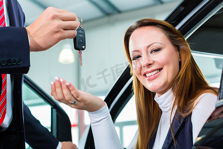 汽车经销店的经销商、女性客户和汽车