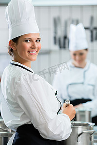 女厨师在系统餐饮工作