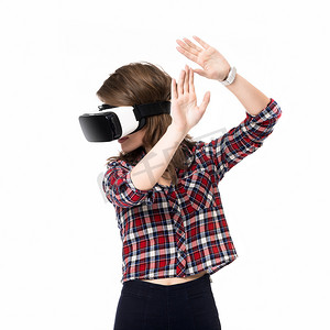 快乐的女孩使用虚拟现实 VR 耳机眼镜获得经验，多指手画脚，孤立