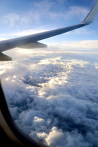 在飞行过程中通过飞机的窗户看到的云彩和天空