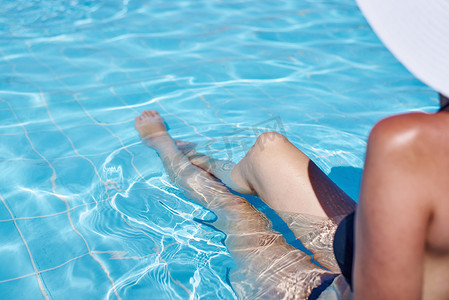 水池中游泳摄影照片_女性双腿在水池中。
