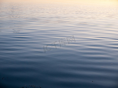 蓝色水面摄影照片_水面蓝色波纹波纹理海洋