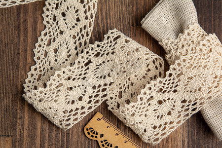 亚麻帆布包摄影照片_乡村风格的针织镂空亚麻丝带，乡村风格的乡村棉质生态天然木地面