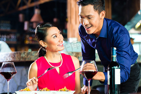 叉出去摄影照片_亚洲夫妇在餐厅吃饭的肖像