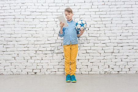 足球学生足球摄影照片_男孩必须在家庭作业和足球之间做出选择