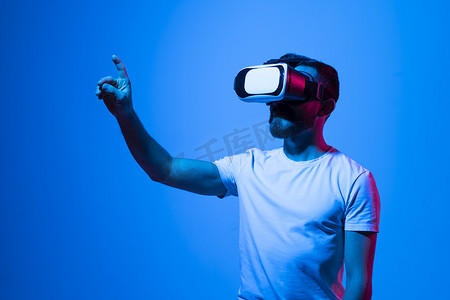 戴着虚拟现实眼镜玩游戏或观看 360 度视频的人。