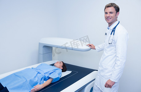 微笑的医生给病人做放射线照相
