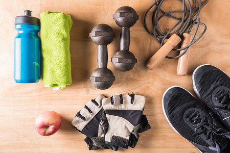 木桌背景上的体育用品的顶视图、健身生活方式概念