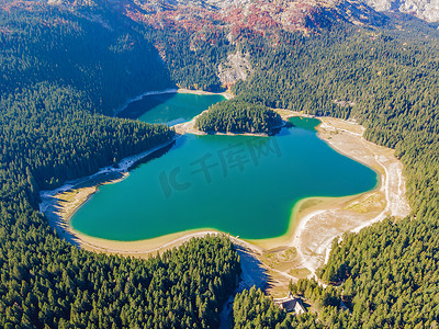 托尔摄影照片_杜米托尔国家公园黑湖的鸟瞰图。